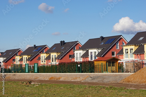 Photo: Doppelhäuser in einem Neubaugebiet Doppelhäuser in einem Neubaugebiet