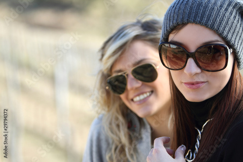 Foto: due ragazze con occhiali da sole due ragazze con occhiali da sole
