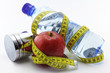 Foto: apfel mit hantel und flasche apfel mit hantel und flasche