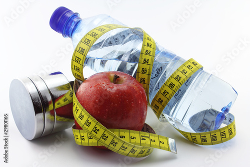 Foto: apfel mit hantel und flasche apfel mit hantel und flasche