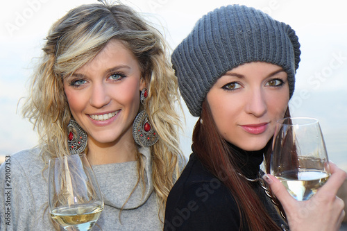Foto: belle ragazze sorseggiano del vino bianco belle ragazze sorseggiano del vino bianco