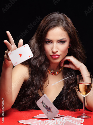 Foto: pretty young woman gambling on red table pretty young woman gambling on red table