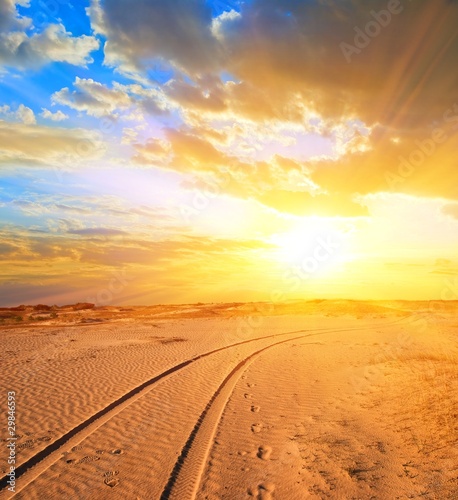 Foto: road in a sand desert at the sunset road in a sand desert at the sunset