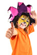 Photo: Carnaval - Enfant heureux pointant le pouce Carnaval - Enfant heureux pointant le pouce