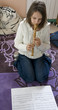 jeune musicienne studieuse