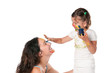 Mamma e figlia giocano coi colori