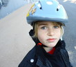 enfant blond et casque de vélo enfant blond et casque de vélo
