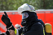 Foto: Feuerwehrmann mit Atemschutz Feuerwehrmann mit Atemschutz