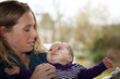 Foto: Mutter und Tochter strahlen sich an Mutter und Tochter strahlen sich an
