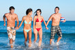Foto: Young friends enjoy the summer Young friends enjoy the summer