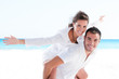 Foto: Young couple together at beach Young couple together at beach