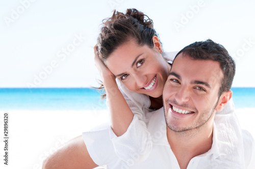 Foto: Young couple loving vacation Young couple loving vacation