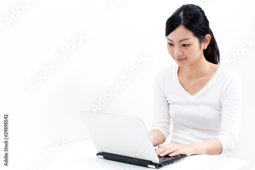 사진:beautiful asian woman using laptop beautiful asian woman using laptop