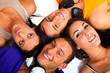 groupe amis heureux allongés sur un sol blanc
