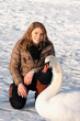 Frau mit Schwan