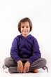 Foto: bambina seduta sorridente bambina seduta sorridente