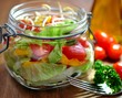 Salat mit Sojasprossen im Glas