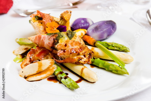 Photo: gesunde Mahlzeit mit Fleisch und Spargel gesunde Mahlzeit mit Fleisch und Spargel