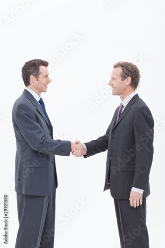 Foto: Two smiling businessmen shaking hands Two smiling businessmen shaking hands