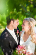 Hochzeitspaar in romantischer Umgebung