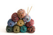 Wollvorrat und Stricknadeln