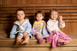Details der Fotografie three funny children sitting in sauna