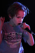 enfant chantant avec micro sur fond noir enfant chantant avec micro sur fond noir