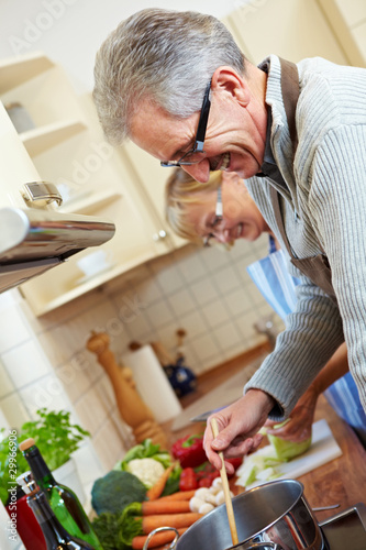Foto: Zwei Senioren beim Kochen Zwei Senioren beim Kochen