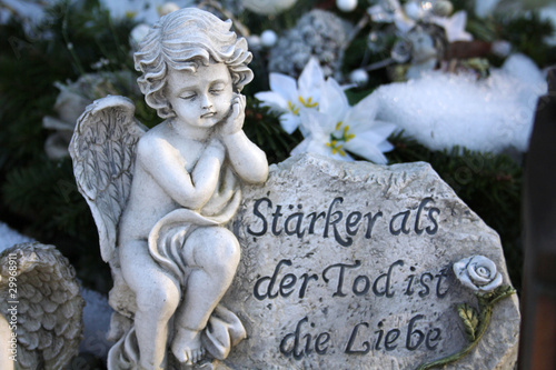 Foto: Engel aus Stein mit Text Engel aus Stein mit Text