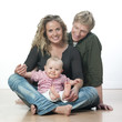 Foto: pose de jeune couple souriant avec un bébé sur les genoux pose de jeune couple souriant avec un bébé sur les genoux