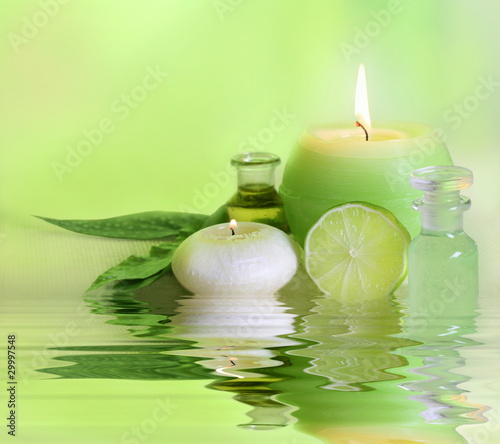 Foto: Fresh spa arrangement with candle and essential oil Fresh spa arrangement with candle and essential oil