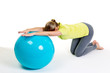junge frau legt arme auf gymnastikball