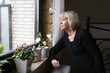 Foto: Frau am Fenster 8 Frau am Fenster 8