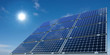 Monokristalline Solarmodule vor sonnigem Himmel