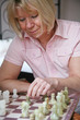 Foto: Frau beim Schachspielen 5 Frau beim Schachspielen 5