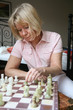 Frau beim Schachspielen 3