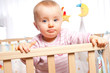 Baby im Laufstall schmollt