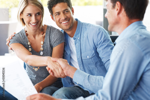 Foto: Young couple with finanacial advisor - Future planning Young couple with finanacial advisor - Future planning
