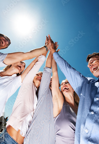 Foto: Joyful business people together celebrating their success Joyful business people together celebrating their success