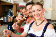 Mit Schnaps anstoßen in Bar in Bayern
