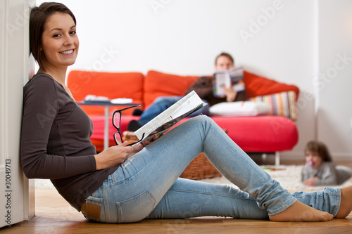Photo: junge Familie im Wohnzimmer junge Familie im Wohnzimmer