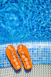 Foto: orange fliplops at the pool orange fliplops at the pool