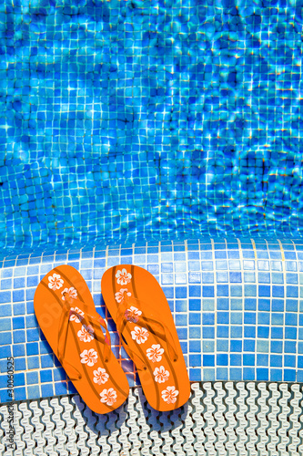Foto: orange fliplops at the pool orange fliplops at the pool