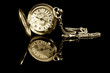 Foto: alte taschenuhr auf schwarzem hintergrund mit spiegelung alte taschenuhr auf schwarzem hintergrund mit spiegelung