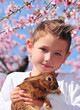 Kind mit Hase