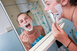 Foto: ragazza spiritosa ammicca facendo barba ragazza spiritosa ammicca facendo barba