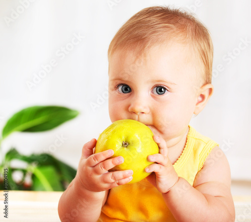 Foto: Little baby eating apple Little baby eating apple