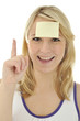 Junge Frau mit Haftnotiz und Idee