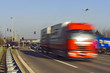Foto: roter LKW mit hoher Geschwindigkeit roter LKW mit hoher Geschwindigkeit