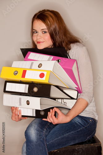 Foto: woman holding ring binders woman holding ring binders